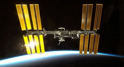 Рождество в космосе: экипаж МКС печет печенье