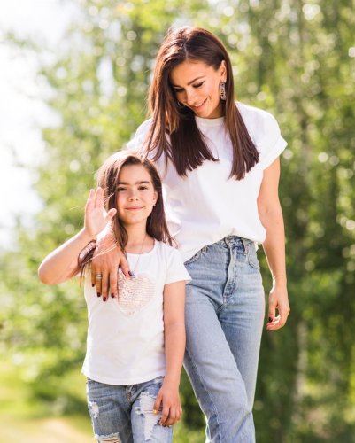 Входит в свет: Ани Лорак с дочерью оделись в одном стиле