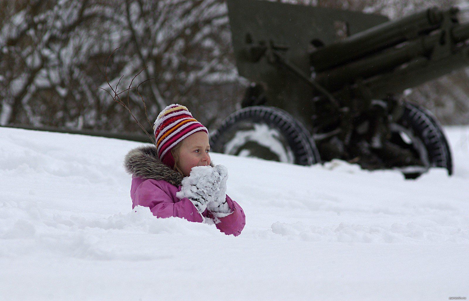 Мама будет снег. Ребенок ест снег. Ребенок кушает снег. Девочка ест снег. Дети в снегу.