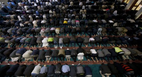 Ислам продолжает распространяться в Англии, количество  христиан снижается