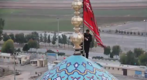 Кроваво-красный «флаг мести» поднят на священном месте шиитского ислама