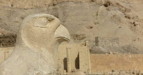 Статую бога Гора раскопали в  Луксоре