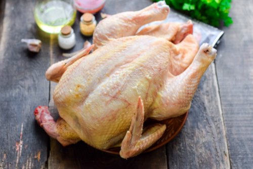 «Не травитесь!»: Специалисты категорически запрещают мыть курицу перед готовкой
