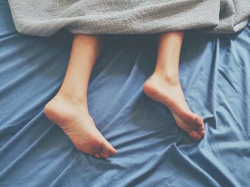 «Норма или опасный симптом?»: Ноги часто испытывают судороги во сне