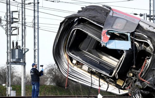 Два машиниста погибли при сходе скоростного поезда с рельсов в Италии