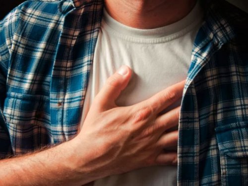 «Три подсказки»: Боль в груди не всегда связана с проблемой с сердцем – Медики