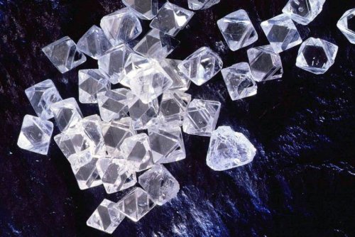 Ученые  научились сгибать алмазы