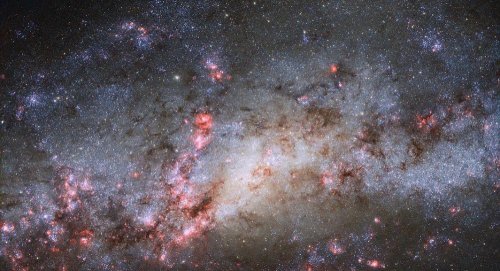 Астрономы обнаружили редкое двойное ядро в «галактике кокон»
