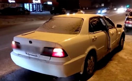 В Иркутске барсеточники прокатили полицейского на крыше автомобиля