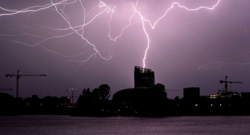 Гнев богов: молния попала в пассажирский самолет в Бирмингеме
