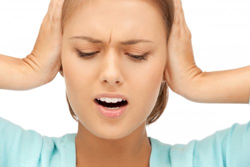 Шум в ушах может быть симптомов недостатка витамина B12