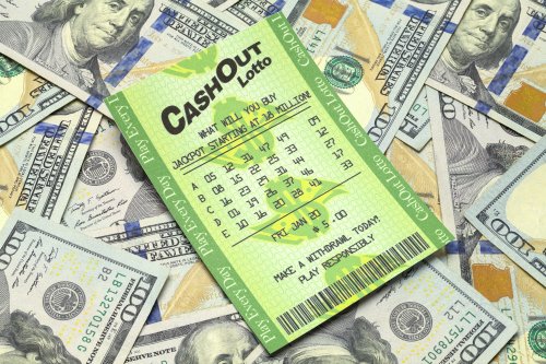 Человек выбрасывает выигрышный лотерейный билет на $ 100 000, но вовремя осознает ошибку