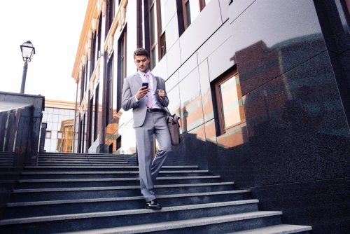 Общение по мобильному телефону меняет походку по лестнице