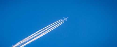 Изменение высоты полета самолета может значительно уменьшить климатическое воздействие
