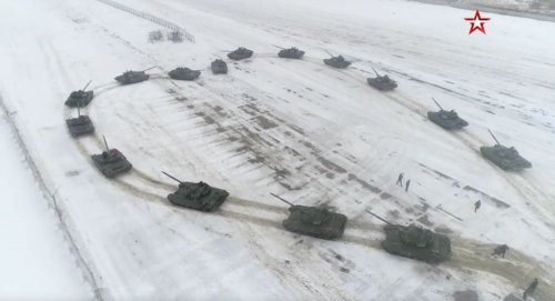 Российский военный сделал девушке предложение на фоне  танков