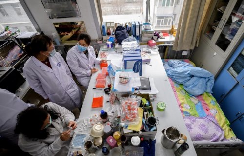 За минувшие сутки в Китае 143 человека умерли и 2 641 заразился коронавирусом