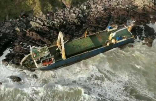 «Его принёс шторм!»: «Корабль-призрак» выброшен волнами на берег Ирландии
