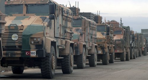 Турция развертывает 300 военных машин в Идлибе на фоне конфликта с Сирией
