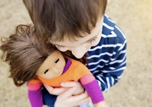 «Настоящие пацаны не играют в кукол!»: Родителям следует избавиться от лишних страхов в воспитании мальчика