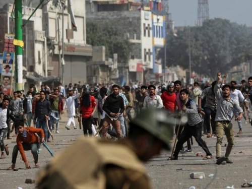 В Нью-Дели десятки людей пострадали в результате массовых беспорядков