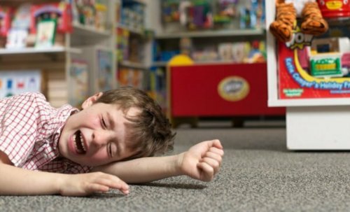 Родители могут справиться с истериками ребёнка в магазине