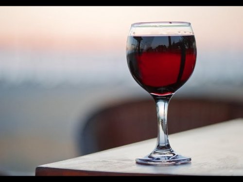 Размер бокала для вина может повлиять на количество выпитого