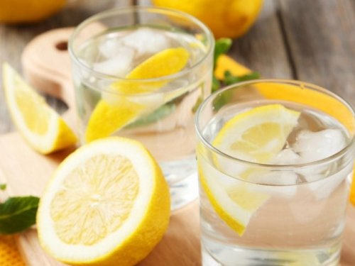 Диетолог опроверг миф о пользе воды с лимоном