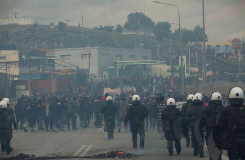 Греческая полиция применила слезоточивый газ против беженцев из Сирии