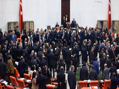Турецкие законодатели устроили  массовую драку в парламенте после бурных дебатов