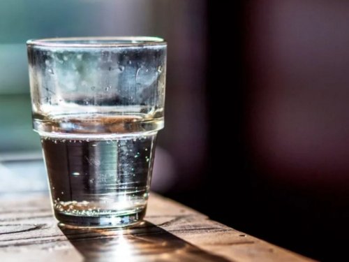 Питьё воды натощак помогает решить многие  проблемы со здоровьем