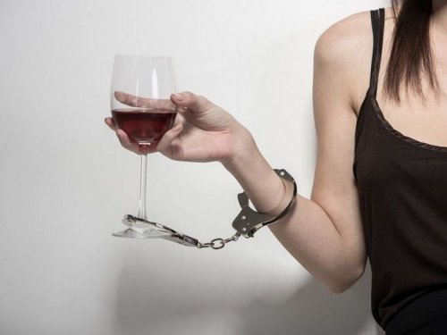 «12 шагов»: Медики США назвали самый эффективный способ борьбы с алкоголизмом