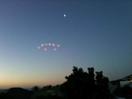 Кадры очевидца показывают странные красные шары, летящие по небу Техаса