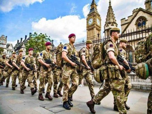 Армия Великобритании готовится к развертыванию на городских улицах, чтобы обуздать вспышку COVID-19