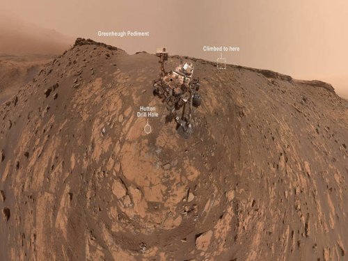 Марсоход  Curiosity, поднимаясь по склону, увлекся селфи