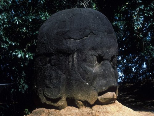 Происхождение таинственных каменных голов поставило ученых в тупик
