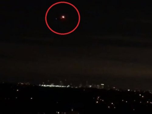 Таинственные красные шары снова появляются в небе США в виде треугольника