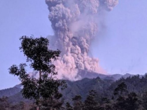 Видео: индонезийский вулкан Мерапи извергает в воздух столб пепла высотой  5000 м