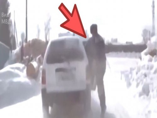 Видео показывает профессионализм российского полицейского, остановившего автомобиль с пьяным водителем