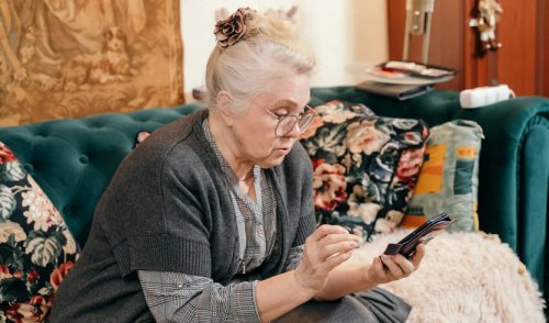 «Наши пожилые – лучшие пожилые!»: Пенсионеры РФ активно осваивают гаджеты