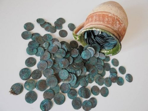 Уникальное сокровище 500 монет случайно нашли под церковным полом в Словакии