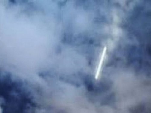 Он вернулся и светится: таинственный НЛО в форме сигары появился в неба штата Небраска