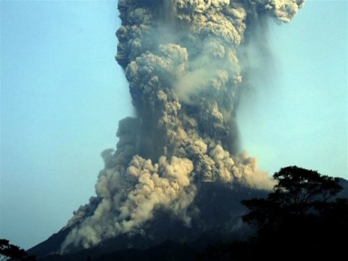 Индонезийский вулкан Кракатау извергается, выбрасывая в воздух  столб пепла  высотой 14 км