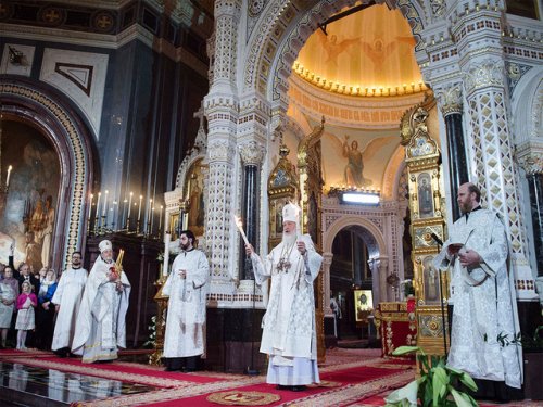 Видео: В храме Христа Спасителя в Москве проходит православное пасхальное богослужение