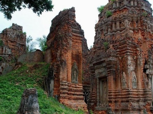 Древнюю стену храма Лолей  нашли археологи в Камбодже