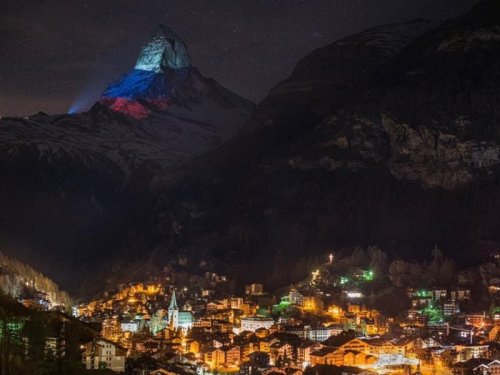 «Солидарность?»: Швейцария окрасила гору Маттерхорн в цвета триколора РФ