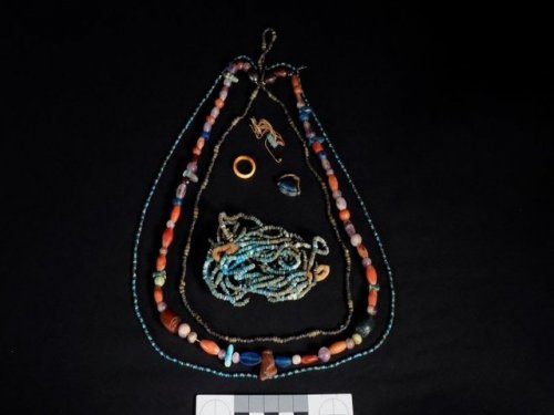 В древней египетской гробнице обнаружены красивые ожерелья и амулеты