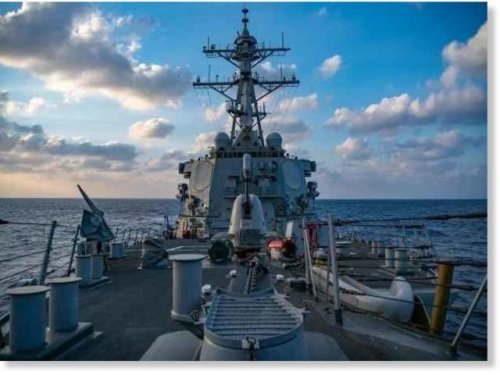 Китайские военные высылают военный корабль ВМС США из Южно-Китайского моря