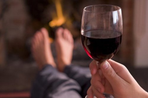 Вечерний бокал вина помогает похудеть – Медики