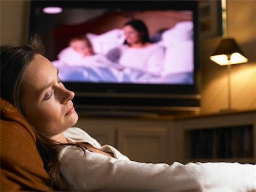 Люди набирают вес во время сна из-за включенного света и работающего телевизора