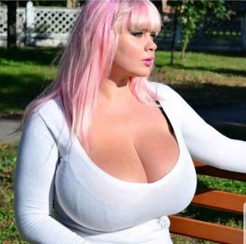 Модель из Украины с 13-м размером груди дебютирует в ММА